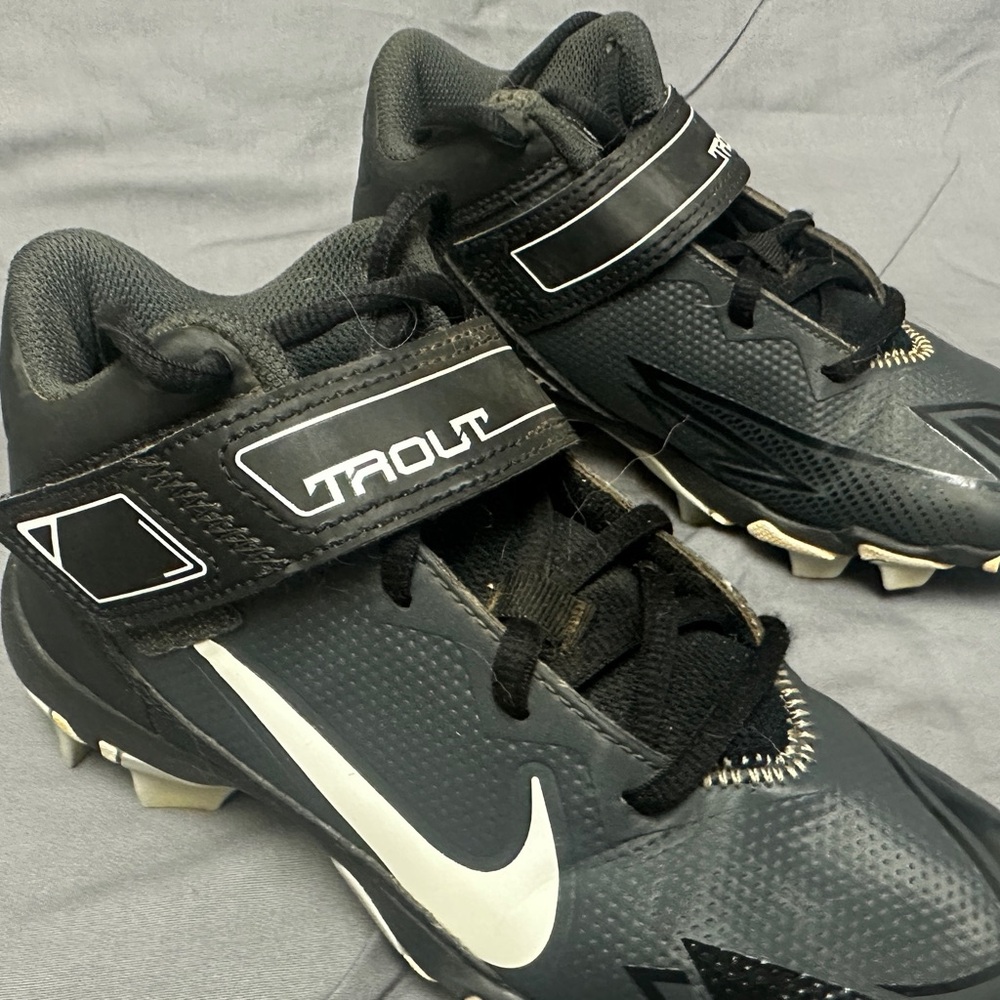 Nike Kids Black and Gray Shoes - Picture 2 of 7